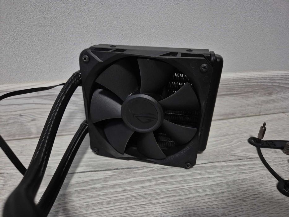 ТОП водяне охолодження 120mm з OLED екраном ASUS ROG RYUO 120.
