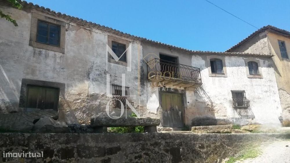Casa em pedra com áreas generosas para renovação total.
