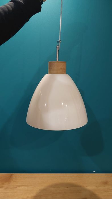 Biała lampa wisząca szklana