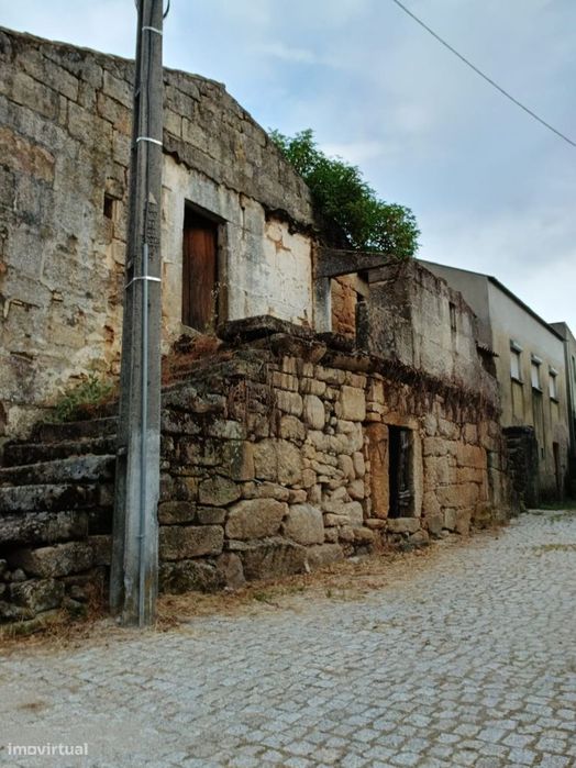Duas Moradias Antigas de granito para Recuperar | 150 m² de Construção