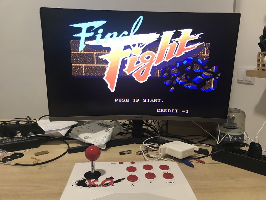 Consola com arcade stick e milhares de jogos