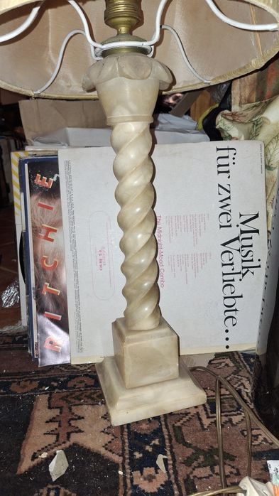 Candeeiro com base em pedra estilo retro