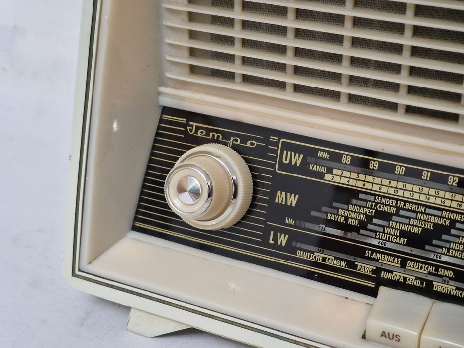 Rádio antigo reparado Loewe-Opta