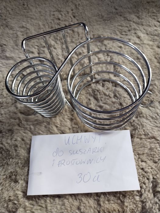 Uchwyt na suszarkę i prostownicę.
