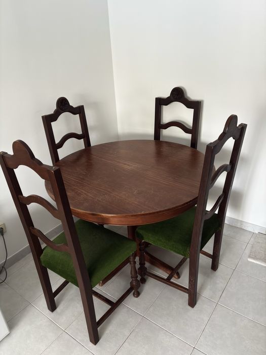 Mesa de jantar extensível + 4 cadeiras