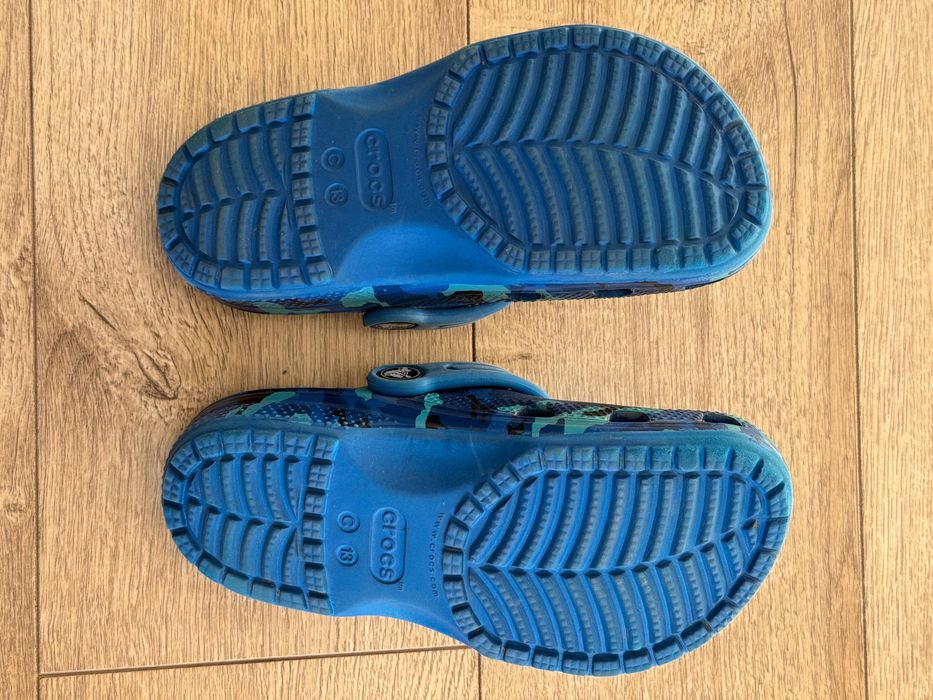 Klapki Crocs w rozmiarze C13 (30/31)  z dodatkowymi przypinkami.