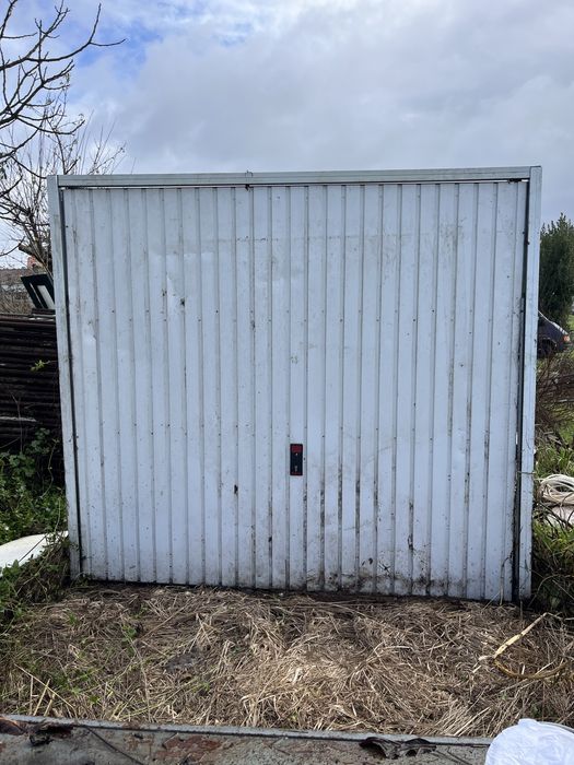 Portão branco de levantar