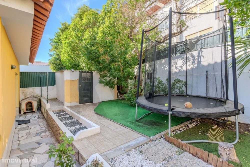 Moradia geminada T3 no centro da Parede, com 345 m2 de terreno, garage