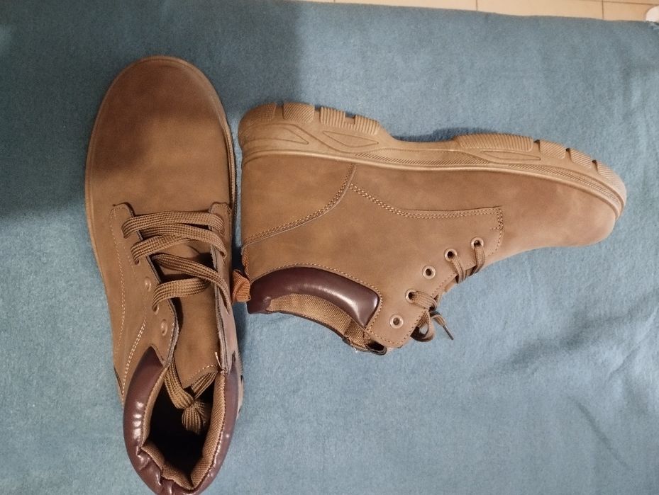 Botas novas de Khaki