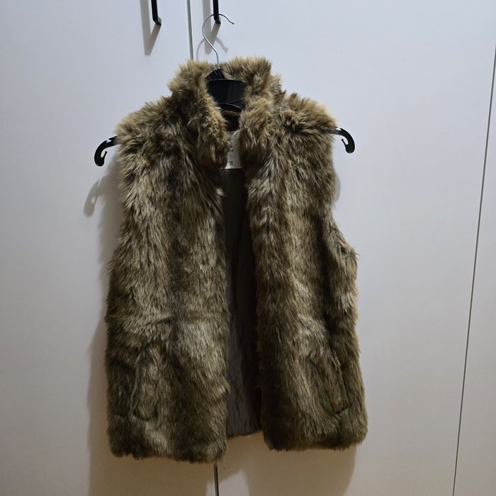 Kamizelka bezrękawnik futerko Pull&Bear S brązowym