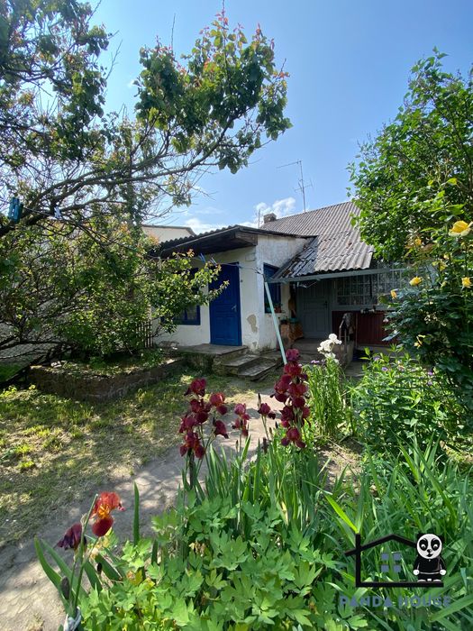 Продається частина будинку з прибудинковою територією.