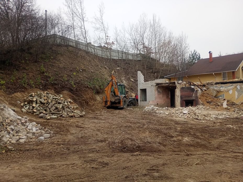 Прибирання ділянки, демонтаж, вивіз сміття, земляні роботи