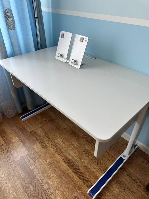 Школьная парта, растущий стол Moll Champion