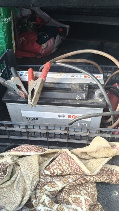Bateria de carro nova com cabos