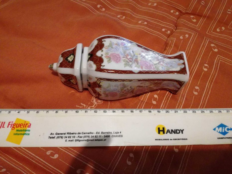Duas jarras de porcelana
