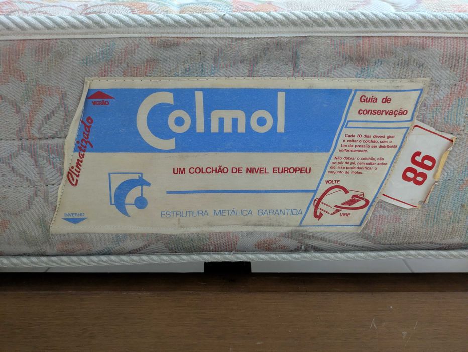 Cama de solteiro em madeira + mesa de cabeceira + estrado