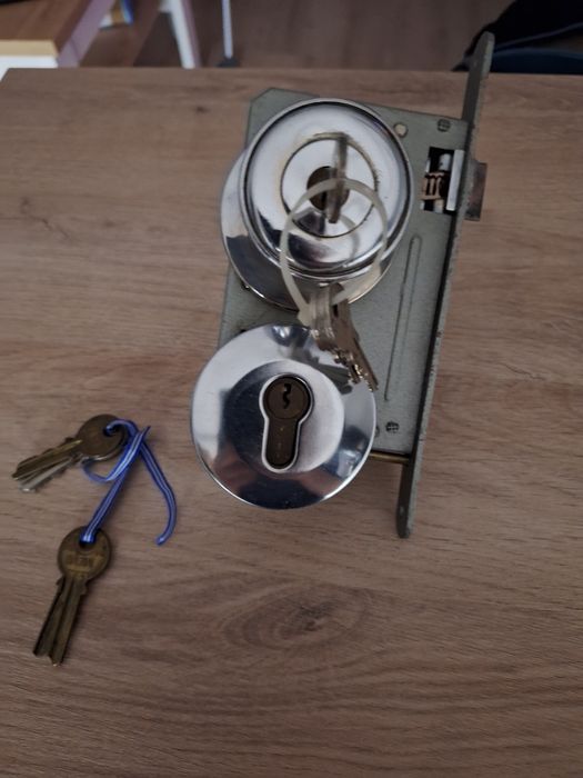 Zamek używany drzwiowy polski na 2 wkładki każda 4 klucze