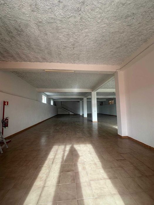 Aluga-se Armazém em Pêro Pinheiro