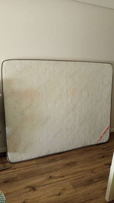 Cama de casal IKEA Malm 160x200 com colchão e cabeceira