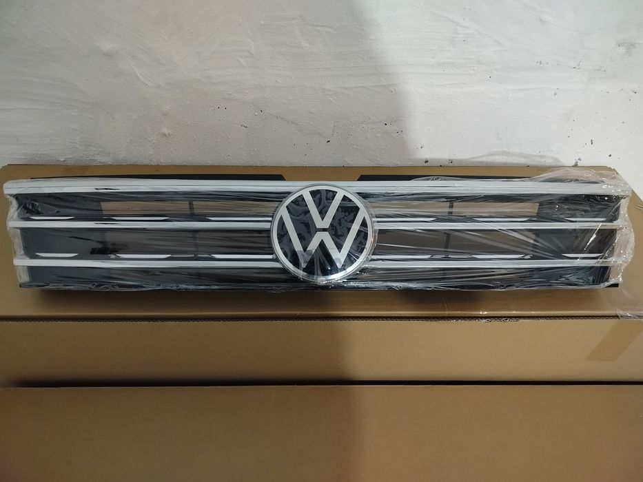 Решітка радіатора Tiguan 2016-2022 5NA853651B   знак під радар