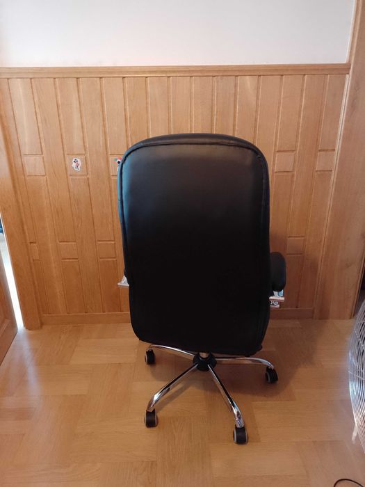 Czarny fotel biurowy jak nowy