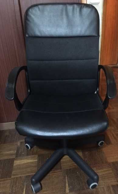 Cadeira de Escritório com rodas como nova