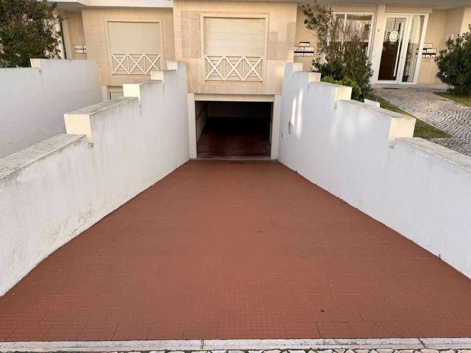 Garagem fechada de 32m2 no Baleal, Peniche.