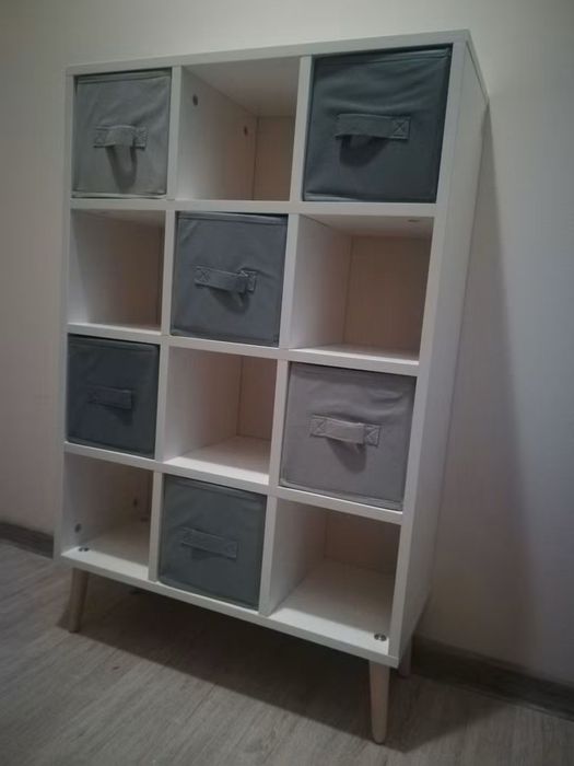 Szafka regał z szufladami materiałowymi, biała, na nóżkach