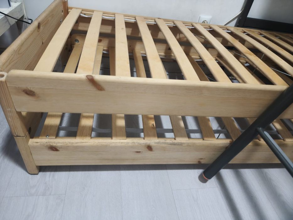 Duas camas de criança IKEA com colchões de espuma