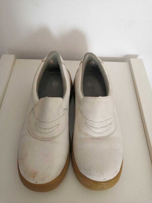 Sapatos brancos de cozinha