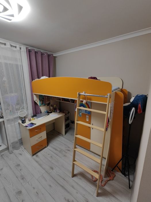 Дитяче ліжко,шафа,стіл