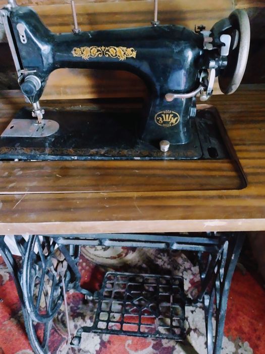 Швейная машина с ножным приводом Орша, БССР, чугун , ковка.
