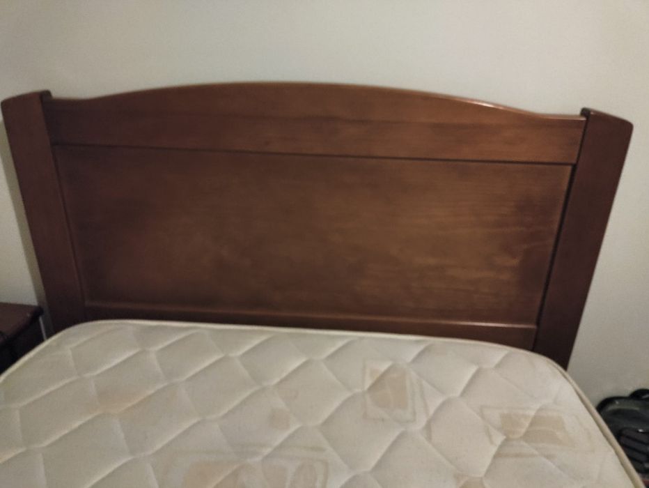 Cama com estrado e colchão