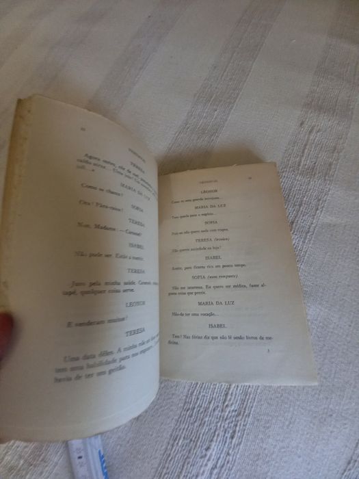 Livro de teatro de Virgínia Victorino primeira edição Alcobaça