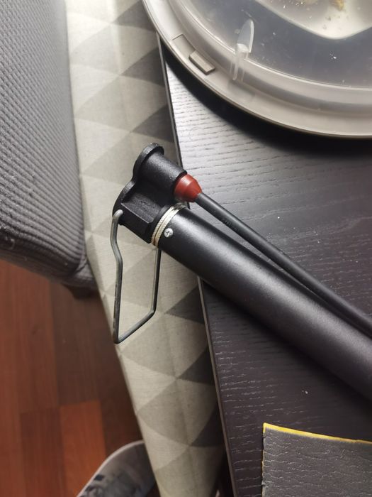 Bomba de pé para encher pneus.
