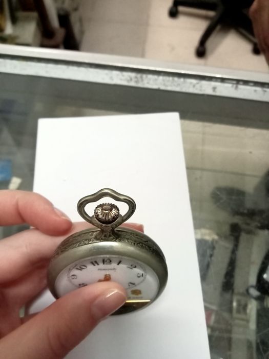 Relógio antigo em bom estado