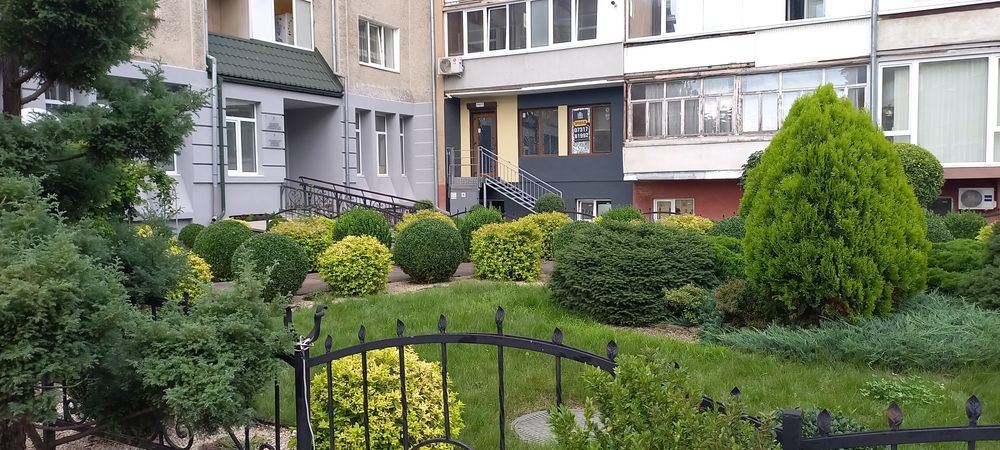 Комерційне приміщення з фасадним входом біля стометрівки