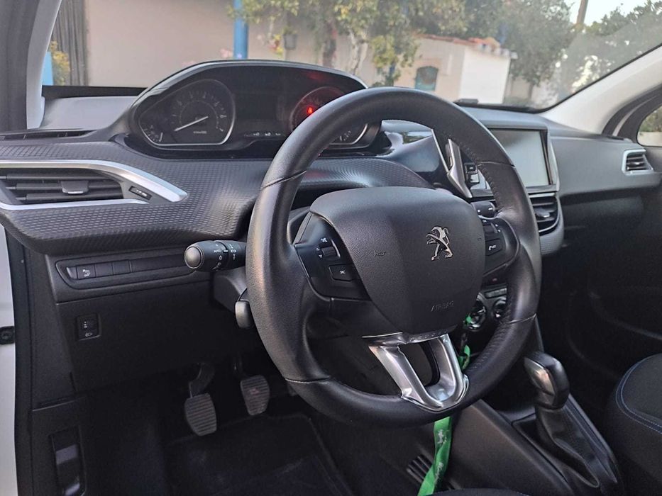 Peugeot 208 1.2 2018 com  37,500 kM