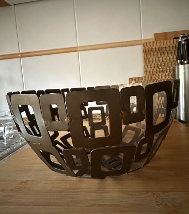 Centro de mesa em metal dourado