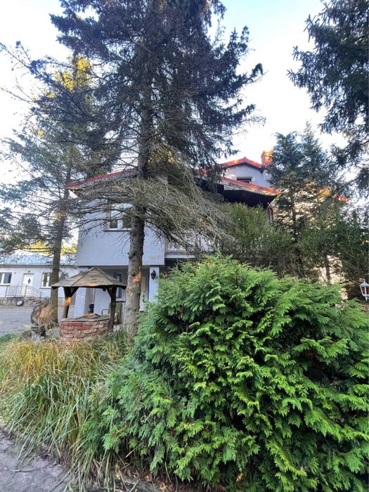 Dom z pieknym starym ogrodem, basenem i zabudowaniami w Redzie