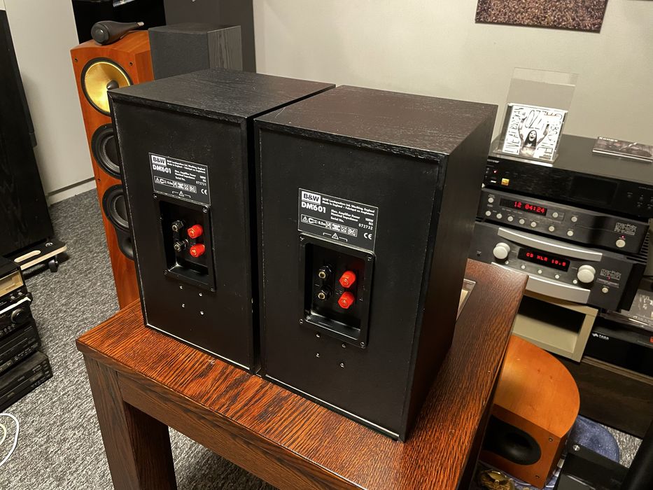 Kolumny podstawkowe monitory Bowers & Wilkins DM601 S1 + wieszaki