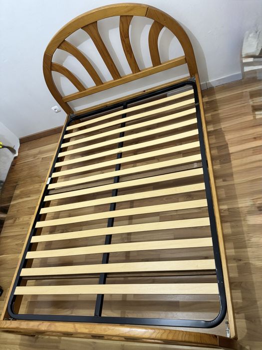 Cama de madeira com estrutura metálica
