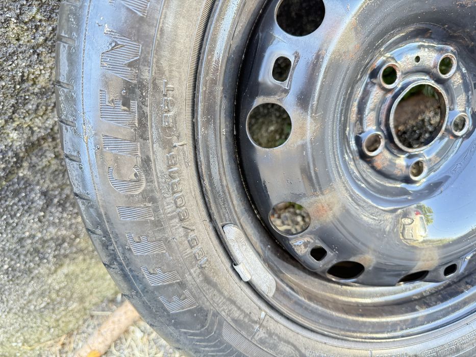 Pneus 185/60r15 com 95% piso como novos