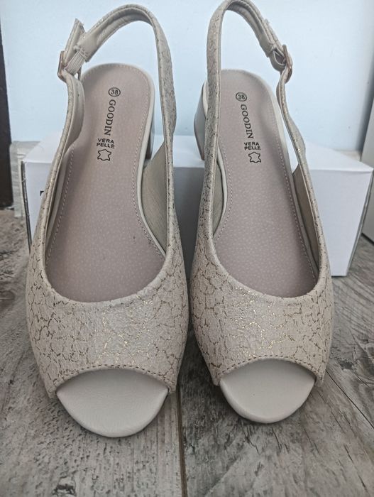Nowe buty na słupku r.38
