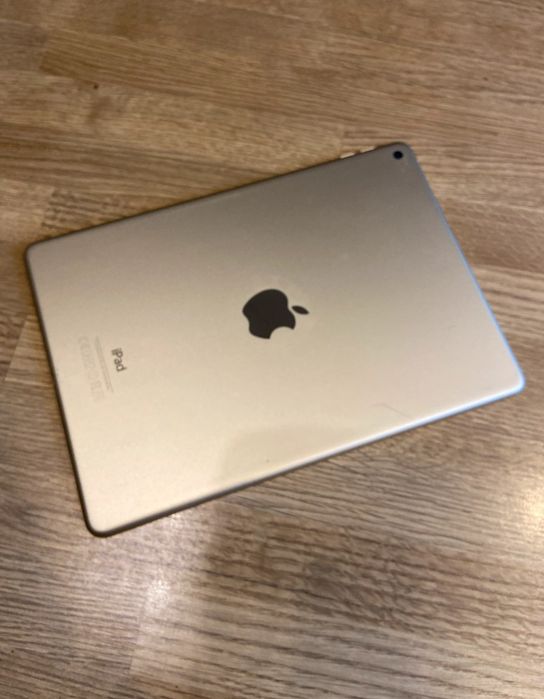 iPad Air 2 64GB (iOS 15.8) + Capa Teclado – Dourado