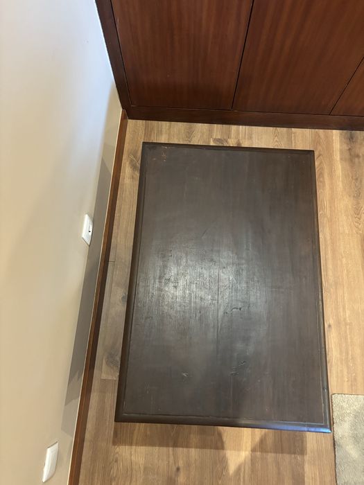 Mesa  de madeira maciça com pormenores de metal