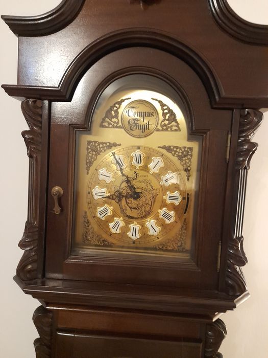 Relógio de pé alto,em madeira com todos os toques que este tipo de Reb