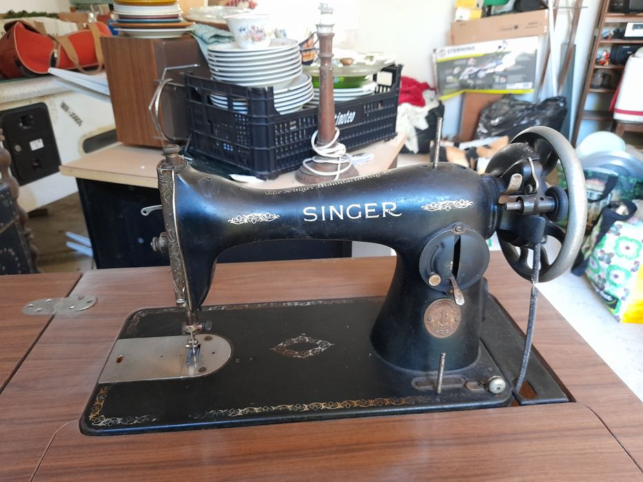 Máquina de costura com movel