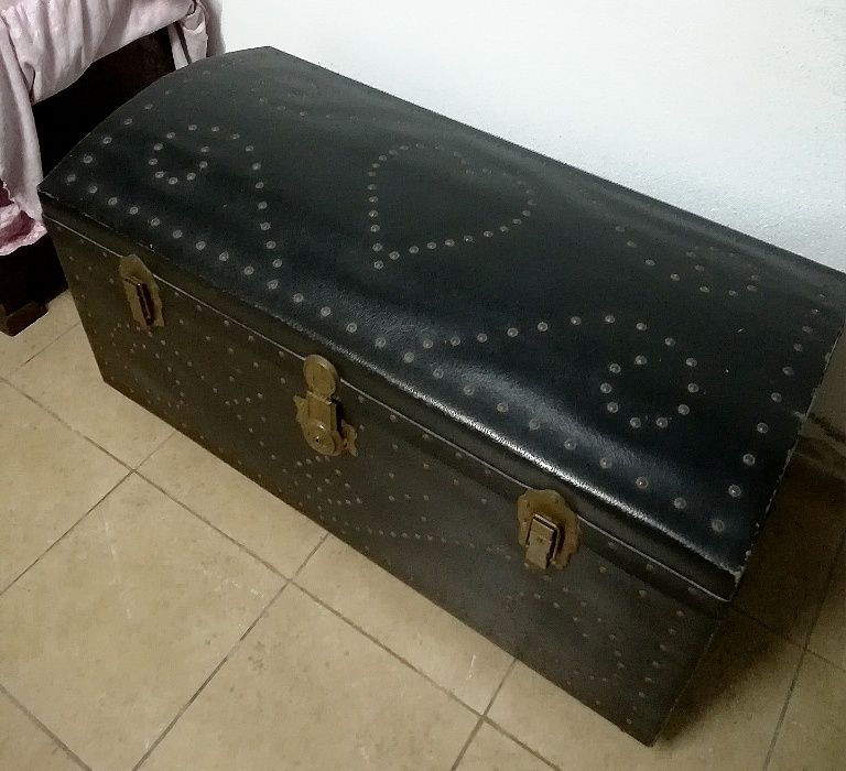 Arca/Baú Vintage em Couro/Pele Preta