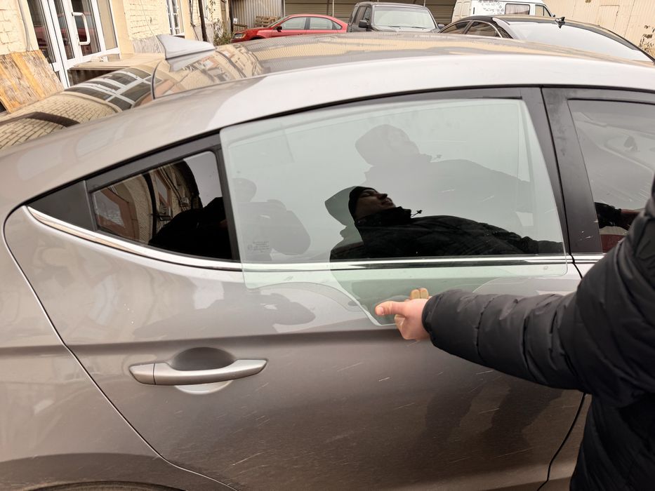 Скло заднє праве правое Hyundai Elantra ad 16-20